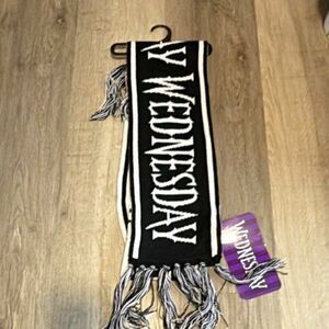 Wednesday Junior's Black & White Knit Rectangle Scarf NWT A23
